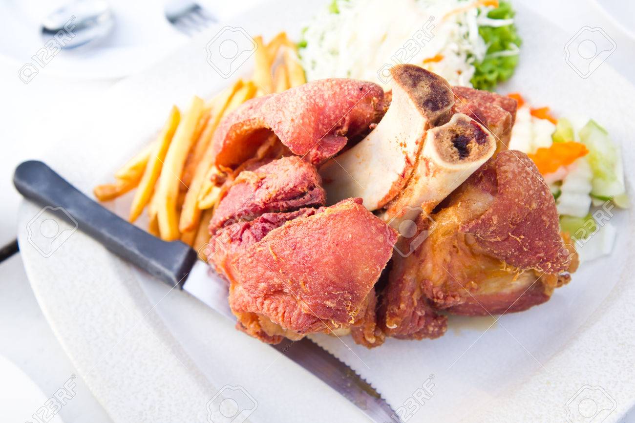 ドイツ語バーベキュー豚肉のナックルとフライド ポテトとサラダ の写真素材 画像素材 Image