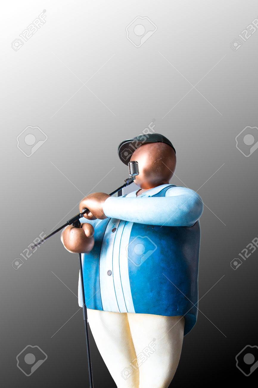 黒い背景にデブ男グッズ歌 の写真素材 画像素材 Image