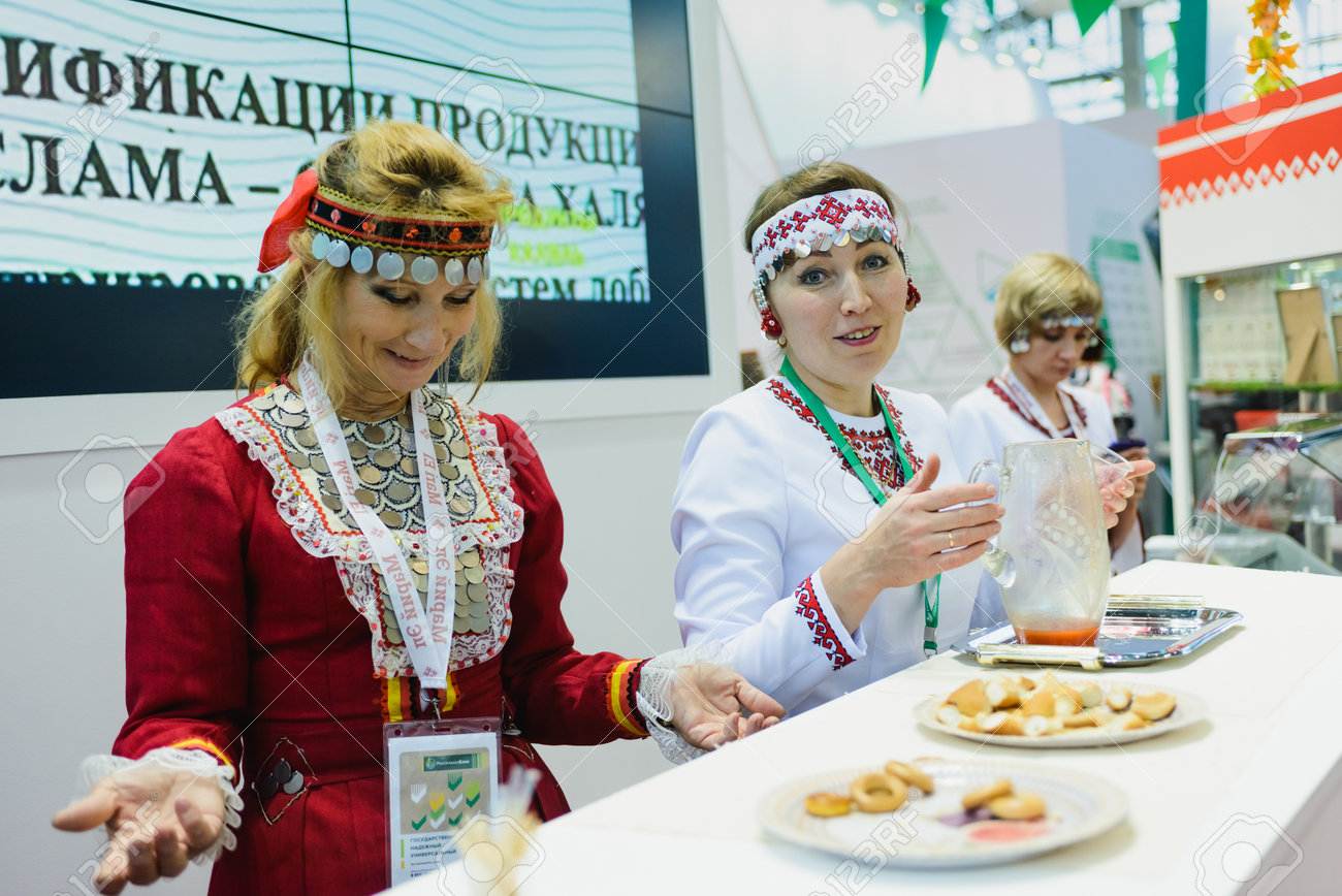 モスクワ ロシア エキスポ センター Vdnh 17 年 10 月 4 7 日 ロシア農業関連産業展 黄金の秋 ビジネス スタンド マリ エル共和国代表は 来場者を治療します の写真素材 画像素材 Image 58