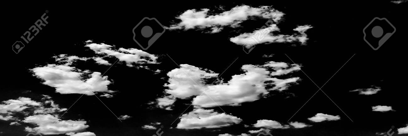 黒い空に孤立した白い雲。黒の背景の上に孤立した雲のセット。デザイン 