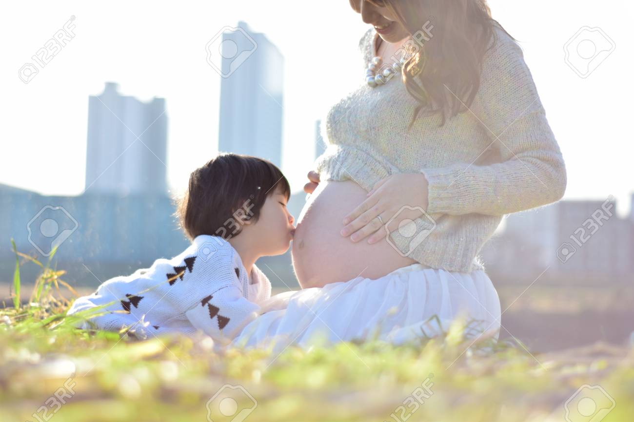 mom having baby with her son - 89918627 mom having baby with her son - 89918627