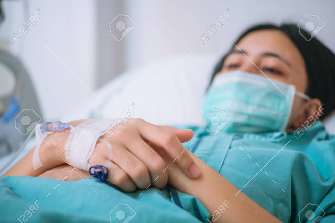 Paciente Jovem Da Mulher Deitada Na Cama No Hospital Com Soro Fisiológico  Normal Intravenoso Foto Royalty Free, Gravuras, Imagens e Banco de  fotografias. Image 107135709