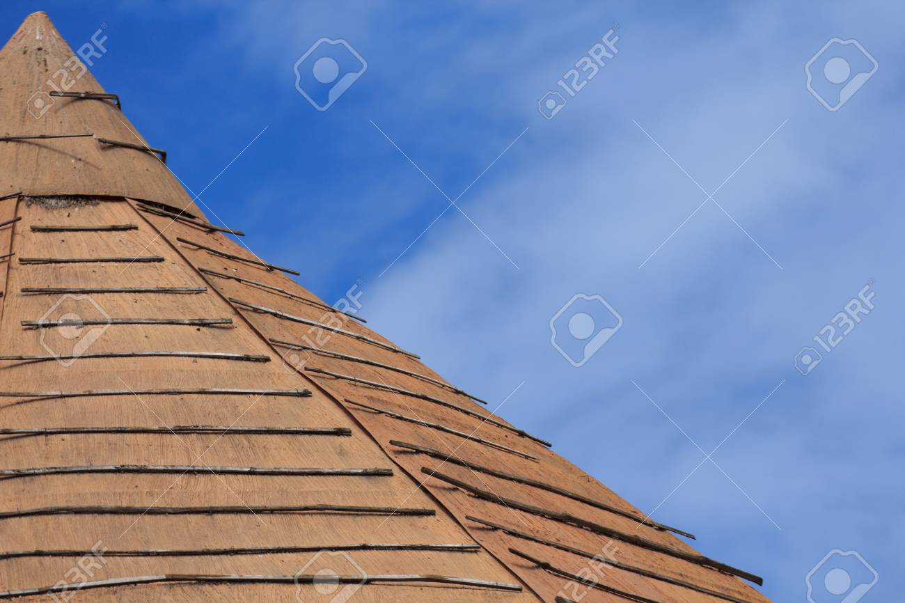 地元の素材として木の屋根が作られました の写真素材 画像素材 Image