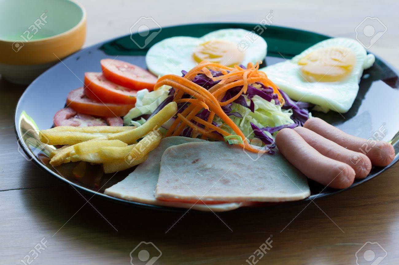 英語の朝食のソーセージ 生ハム フルーツのサラダ の写真素材 画像素材 Image