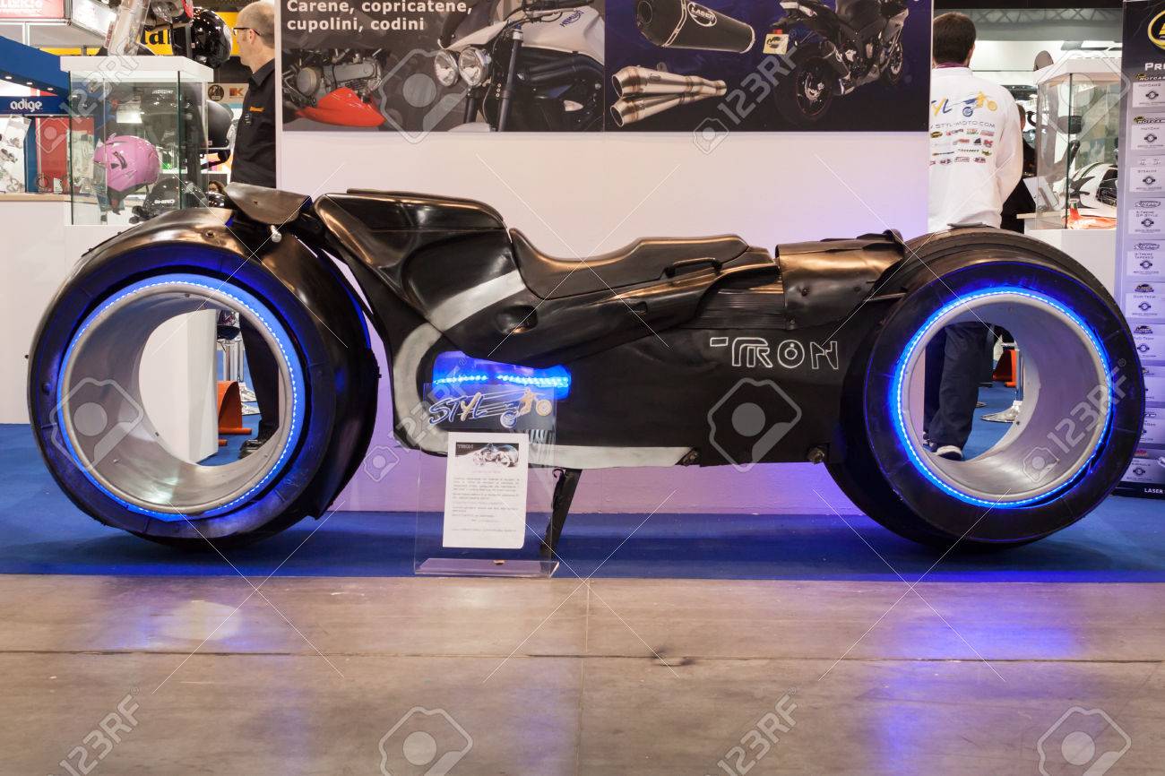 밀라노에서 2011 년 11 월 5 일에 EICMA, 국제 오토바이 전시회에서 디스플레이에 밀라노, 이탈리아 -11 월 5 일 트론  오토바이 로열티 무료 사진, 그림, 이미지 그리고 스톡포토그래피. Image 23489753