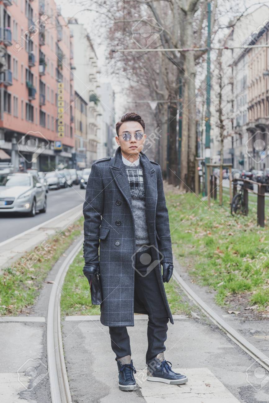 ミラノ イタリア 1 月 19 日 ミラノ メンズ ファッション ウィークのための 15 年 1 月 19 日に ミラノのグッチ ファッションショー外人が集まる の写真素材 画像素材 Image