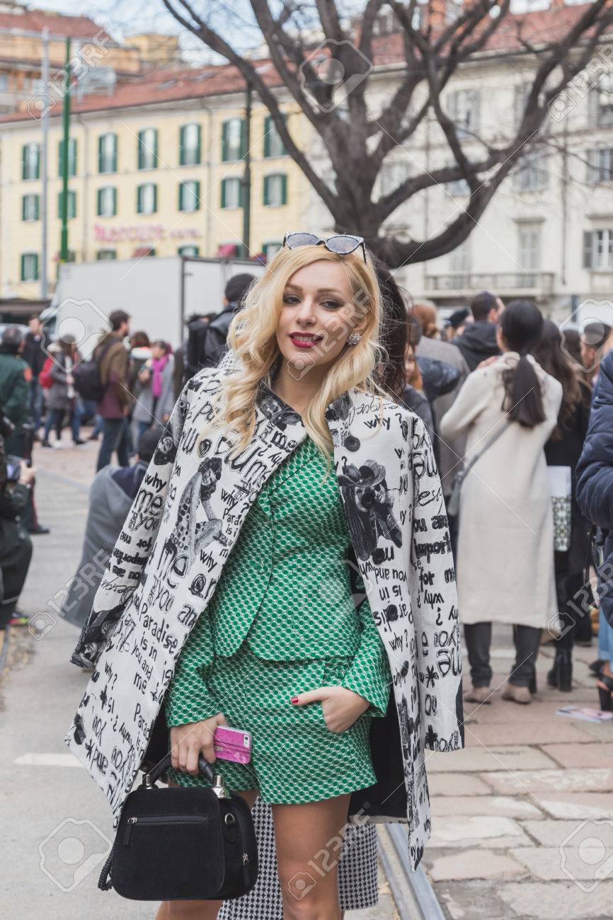 ミラノ イタリア 2 月 25 日 人が集まる建物ミラノ女性のファッション ウィークのため 15 年 2 月 25 日ミラノのグッチ ファッションショー外 の写真素材 画像素材 Image