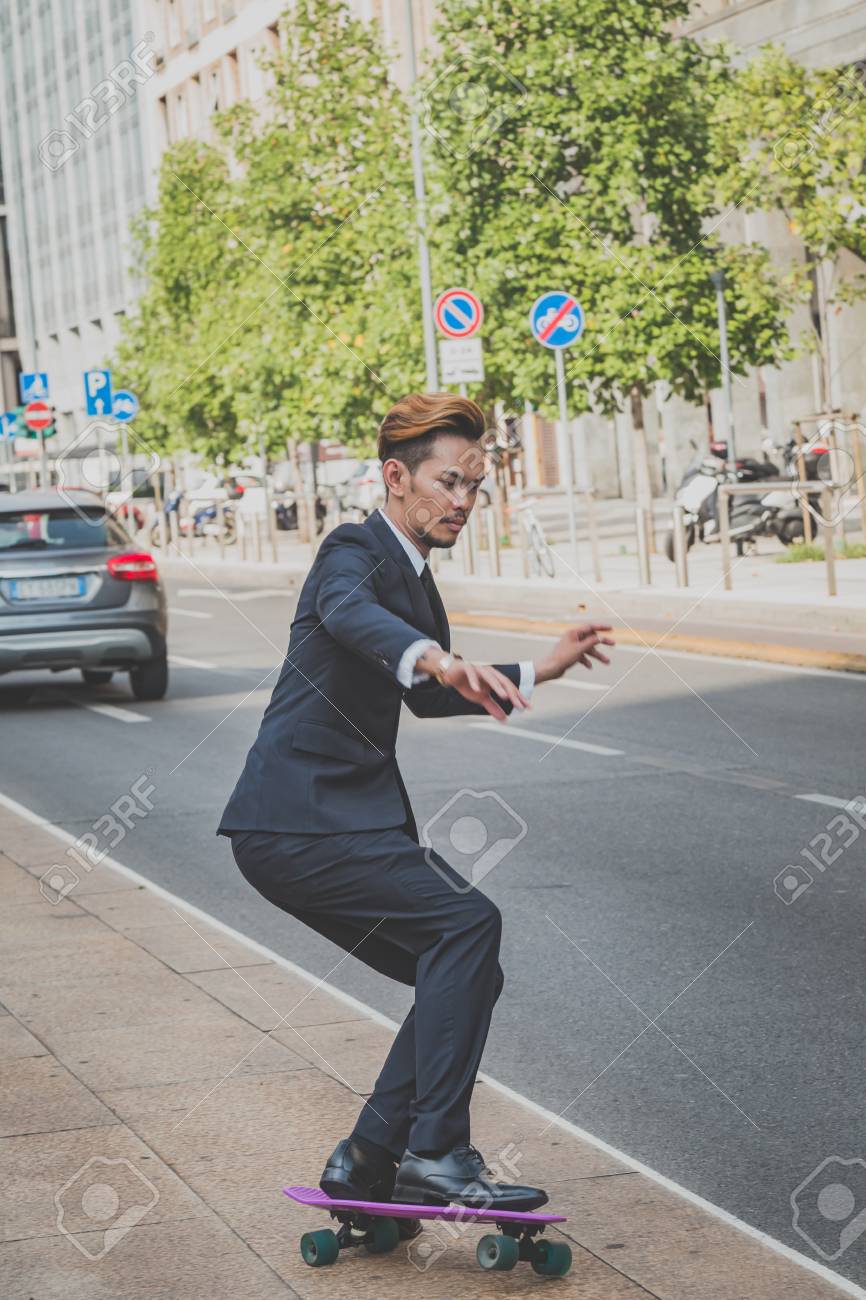 ダークスーツと彼のスケート ボードに乗ってネクタイに身を包んだ若いハンサムなモデルさんが の写真素材・画像素材. Image 46013514. ダークスーツと彼のスケート ボードに乗ってネクタイに身を包んだ若いハンサムなモデルさんが の写真素材・画像素材. Image 46013514.