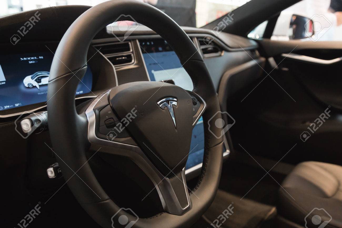 ミラノ イタリア 16 年 3 月 31 日 テスラモデル S 90 D 車のインテリア テスラモーターズは 設計 製造 および最先端の電気自動車を販売しているアメリカの会社です の写真素材 画像素材 Image
