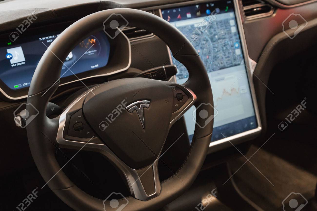ミラノ イタリア 16 年 3 月 31 日 テスラモデル S 90 D 車のインテリア テスラモーターズは 設計 製造 および最先端の電気自動車を販売しているアメリカの会社です の写真素材 画像素材 Image