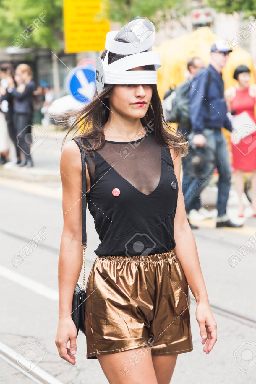 フェンディのファッションショー ミラノ女性ファッション週 Ss17 建物外ミラノ イタリア 16 年 9 月 22 日 ファッショナブルな女性ポーズ の写真素材 画像素材 Image フェンディのファッションショー ミラノ女性ファッション週 Ss17 建物外ミラノ イタリア 16 年 9 月 22 日 ファッショナブルな女性ポーズ の写真素材 画像素材 Image