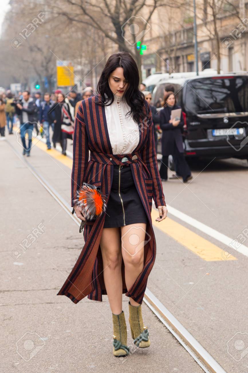 ミラノで 17 年 2 月 23 日にミラノ女性のファッション ウィーク中にフェンディのファッションショー外ミラノ イタリア 2 月 23 日 ファッショナブルな女性ポーズ の写真素材 画像素材 Image