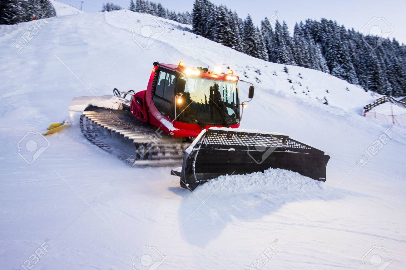 Piste Machine in action at skipiste - 39383379