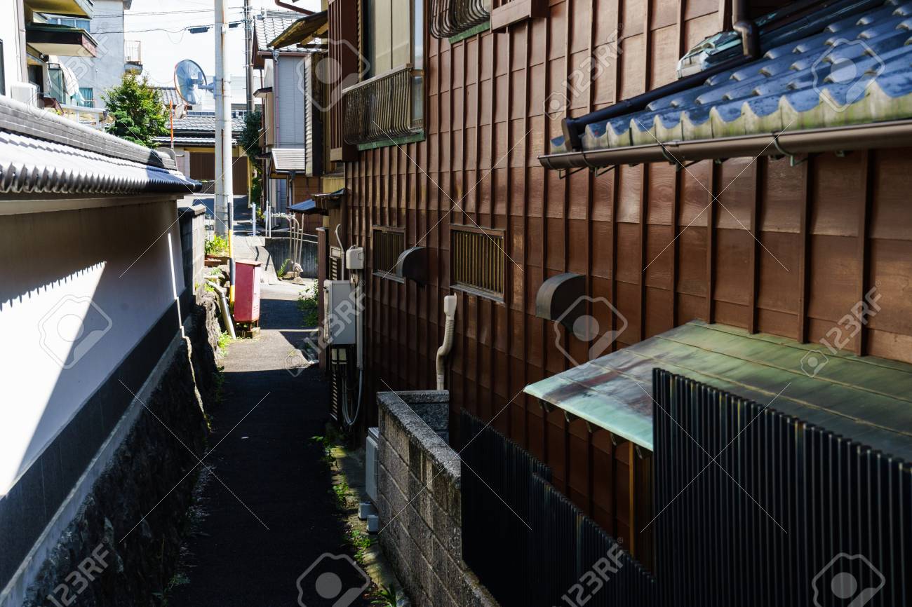 住宅街の路地 の写真素材 画像素材 Image