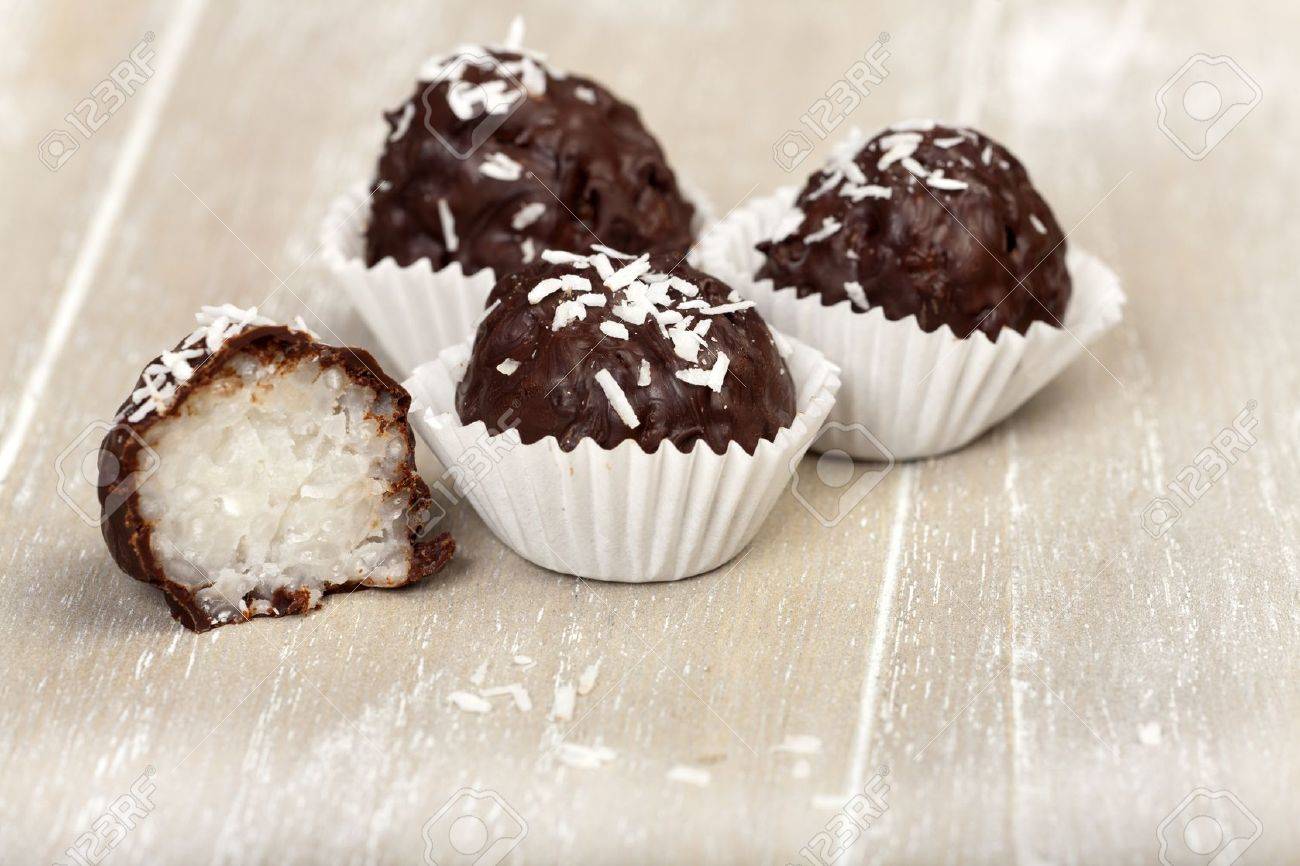 3 木材にほろ苦いチョコレート覆われたトリュフと半分ココナッツ ミルクご飯 の写真素材 画像素材 Image 17911503
