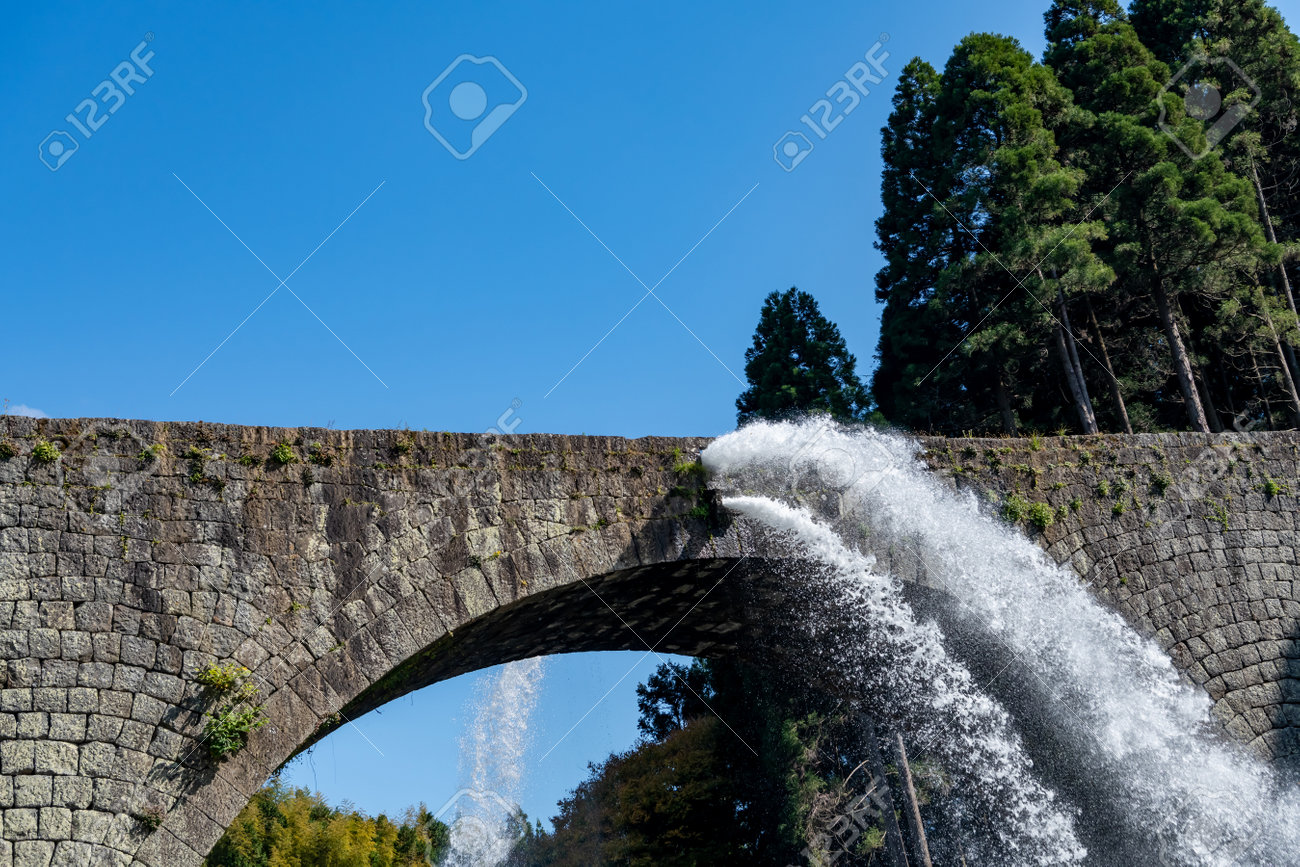 Un Vieux Pont En Arc De Pierre Et Un Pont Tojun Dans La Préfecture De  Kumamoto Banque D'Images et Photos Libres De Droits. Image 161555850