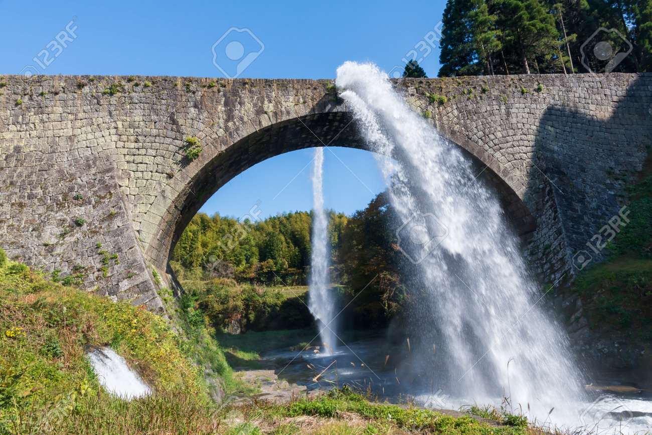 Un Antiguo Puente De Arco De Piedra Y Un Puente Tojun En La Prefectura De  Kumamoto Fotos, retratos, imágenes y fotografía de archivo libres de  derecho. Image 161555856