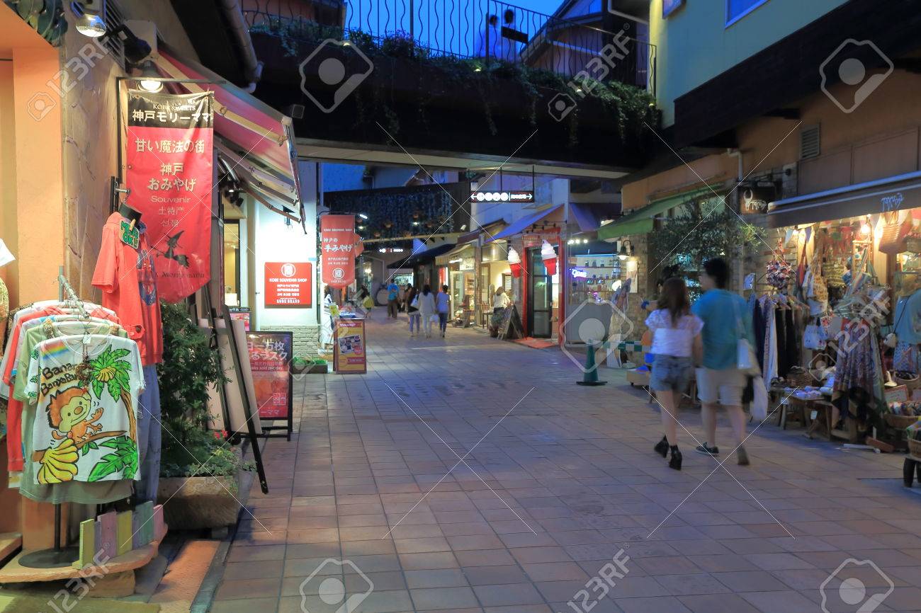 Haborland 神戸モザイクのショッピング モールで買い物を日本 14 年 6 月 2 日の神戸の人 の写真素材 画像素材 Image