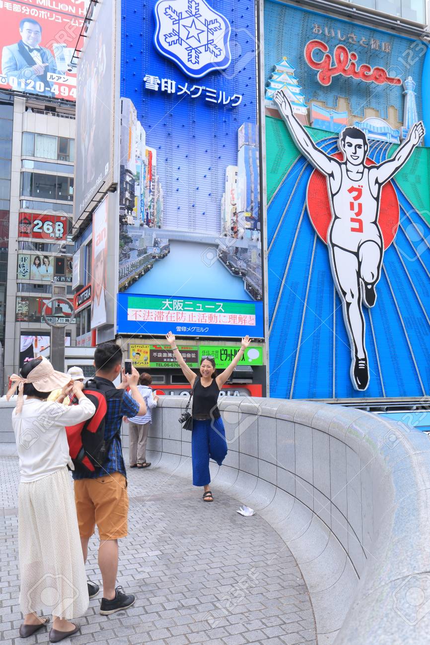 日本 14 年 6 月 3 日の大阪観光大阪道頓堀の象徴的なグリコ男サインの前でポーズします の写真素材 画像素材 Image