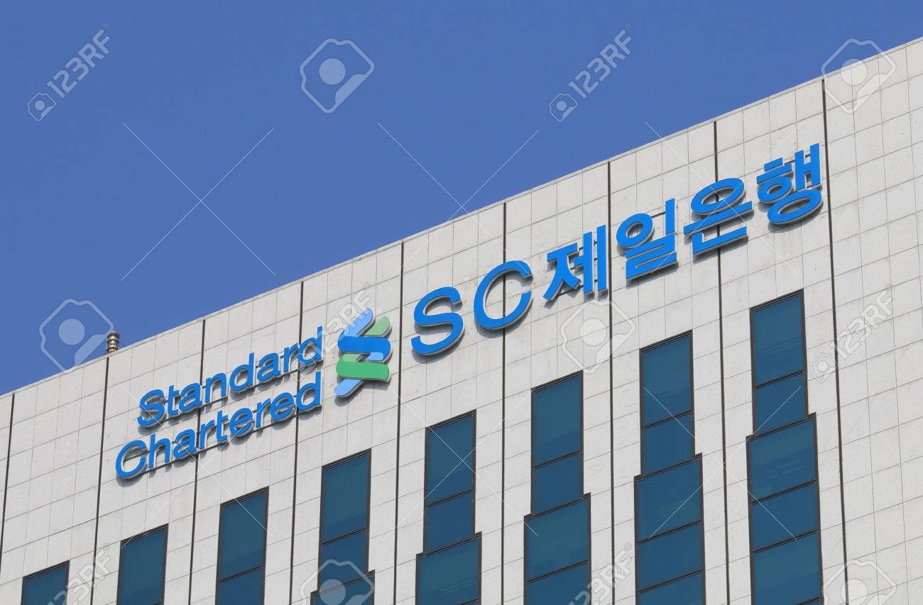 서울 - 2016 년 10 월 20 일 : 스탠다드 차타드 은행. 스탠다드 차타드 은행은 런던에 본사를 둔 영국의 다국적 은행입니다.  로열티 무료 사진, 그림, 이미지 그리고 스톡포토그래피. Image 73836626