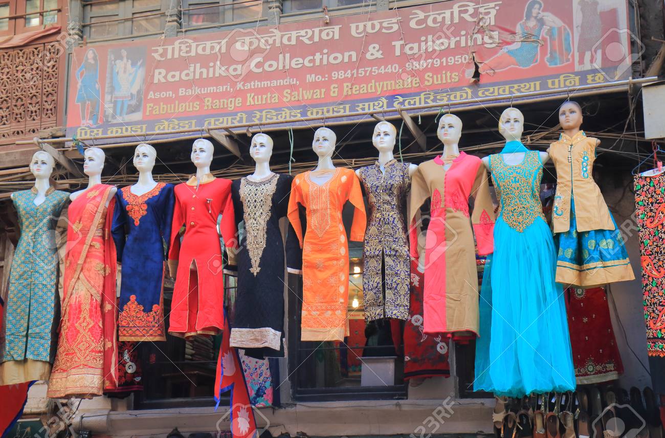 カトマンズネパール 11月10 17 衣料品店は カトマンズネパールのシディダスマーグ古い通りにドレスを表示します の写真素材 画像素材 Image