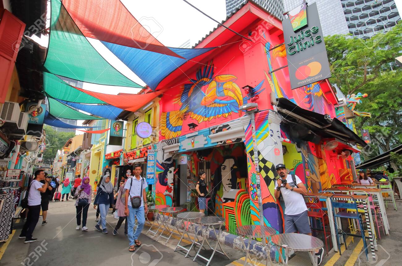 싱가포르-2018년 11월 16일: 정체불명의 사람들이 싱가포르의 하지 레인을 방문합니다. 로열티 무료 사진, 그림, 이미지 그리고  스톡포토그래피. Image 116506926