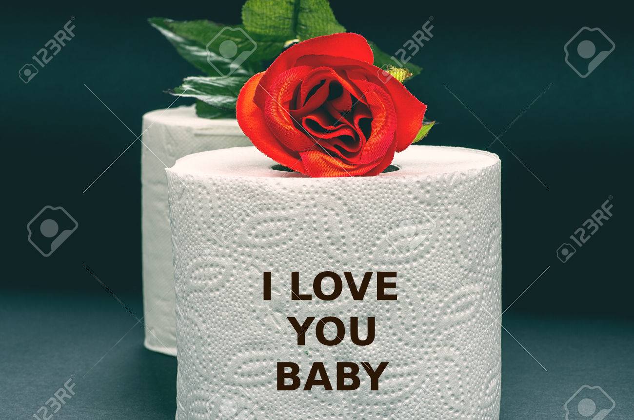 Weiss Wc Papier Mit Roten Rose Auf Einem Schwarzen Hintergrund Mit