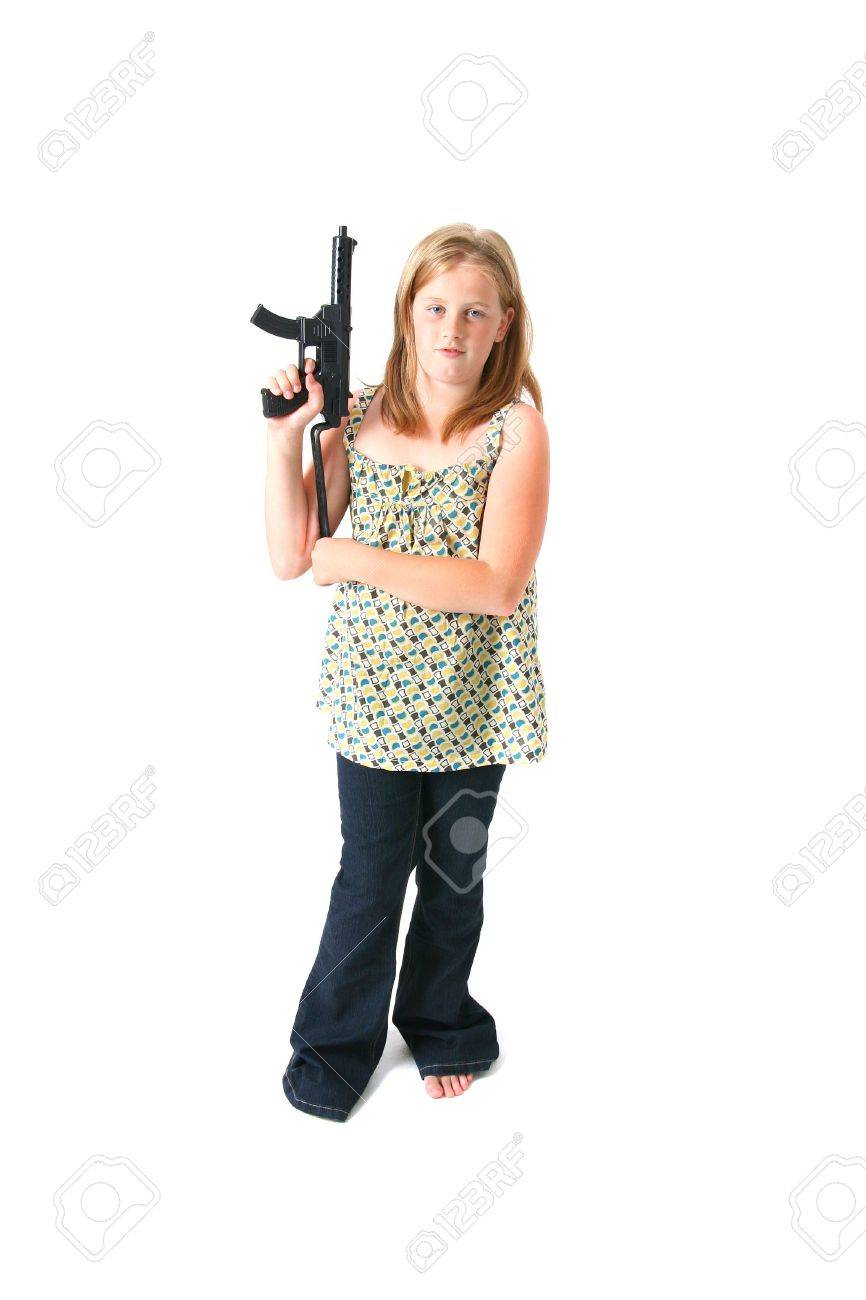 Fille avec arme à feu isolé sur blanc. enfant ou un adolescent robe avec une armée fusil mitrailleur jouet Fille avec arme à feu isolé sur blanc. enfant ou un adolescent robe avec une armée fusil mitrailleur jouet