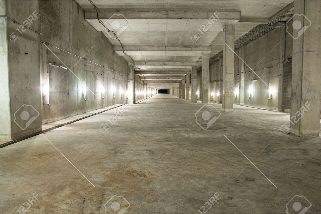 Lege Industriële Garage Kamer Interieur Met Betonnen Vloer En Muur ... Lege Industriële Garage Kamer Interieur Met Betonnen Vloer En Muur ...