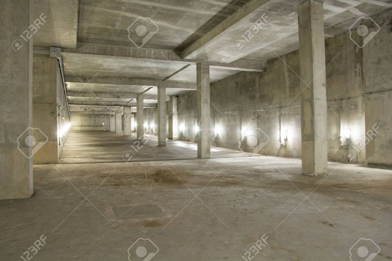 Lege Industriële Garage Kamer Interieur Met Betonnen Vloer En Muur ... Lege Industriële Garage Kamer Interieur Met Betonnen Vloer En Muur ...