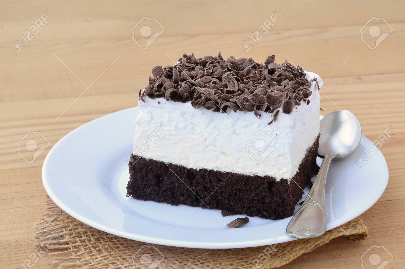 Gateau Au Chocolat Avec Creme Fouettee Et Le Chocolat Rape Banque D Images Et Photos Libres De Droits Image