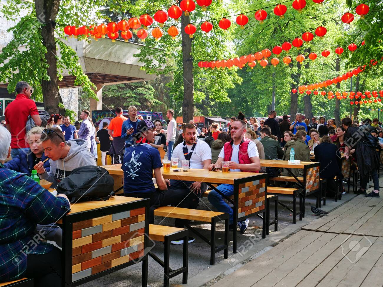 Cluj Napoca Romania May 12 2019 Families And Friends Eat And Drink At Tables Outdoors At The Street Food Festival In Central Park Cluj Lizenzfreie Fotos Bilder Und Stock Fotografie Image 134056588