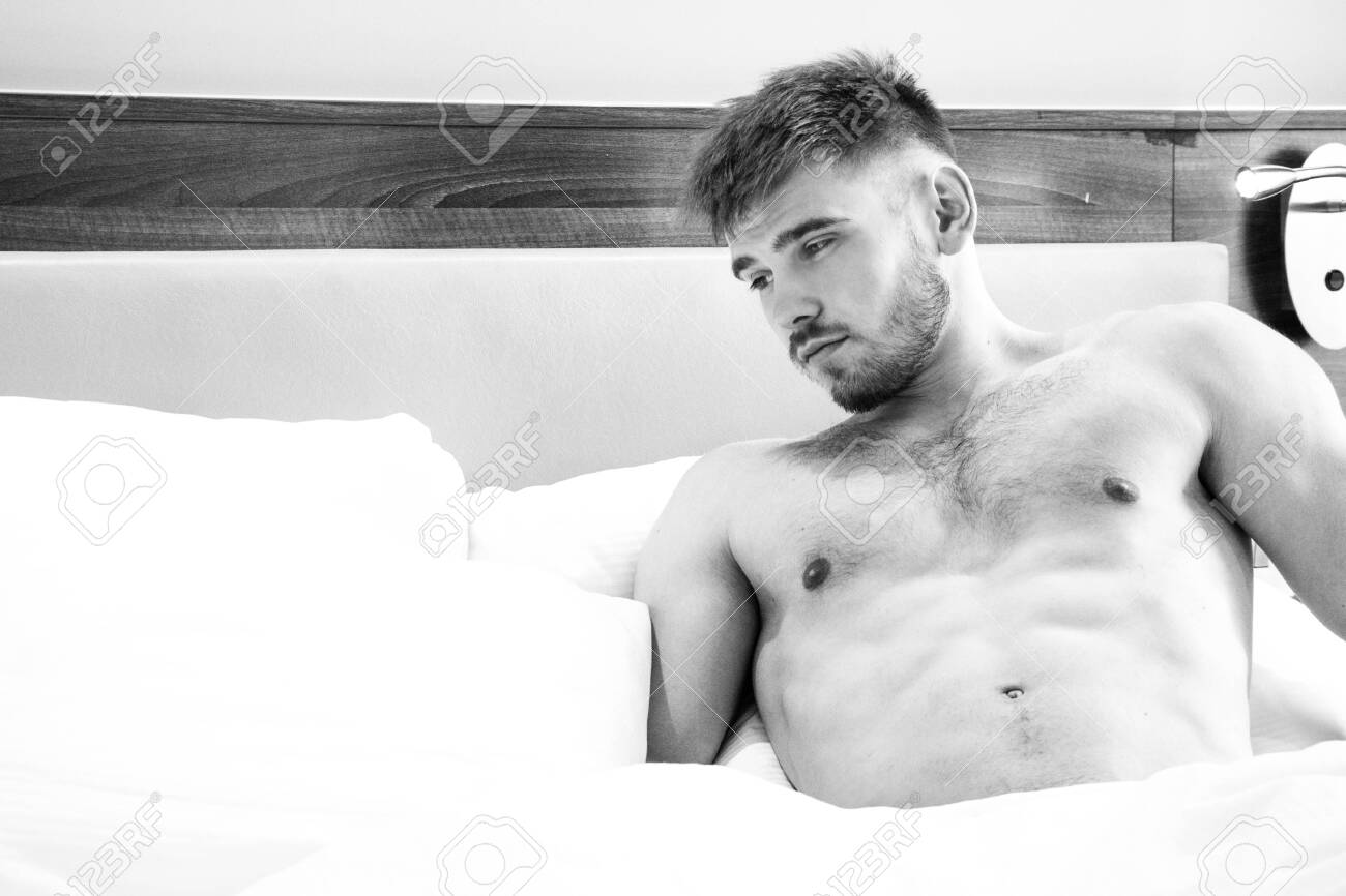 Buen Hombre Desnudo Acostado Entre Sábanas Blancas Fotos, retratos,  imágenes y fotografía de archivo libres de derecho. Image 128975823