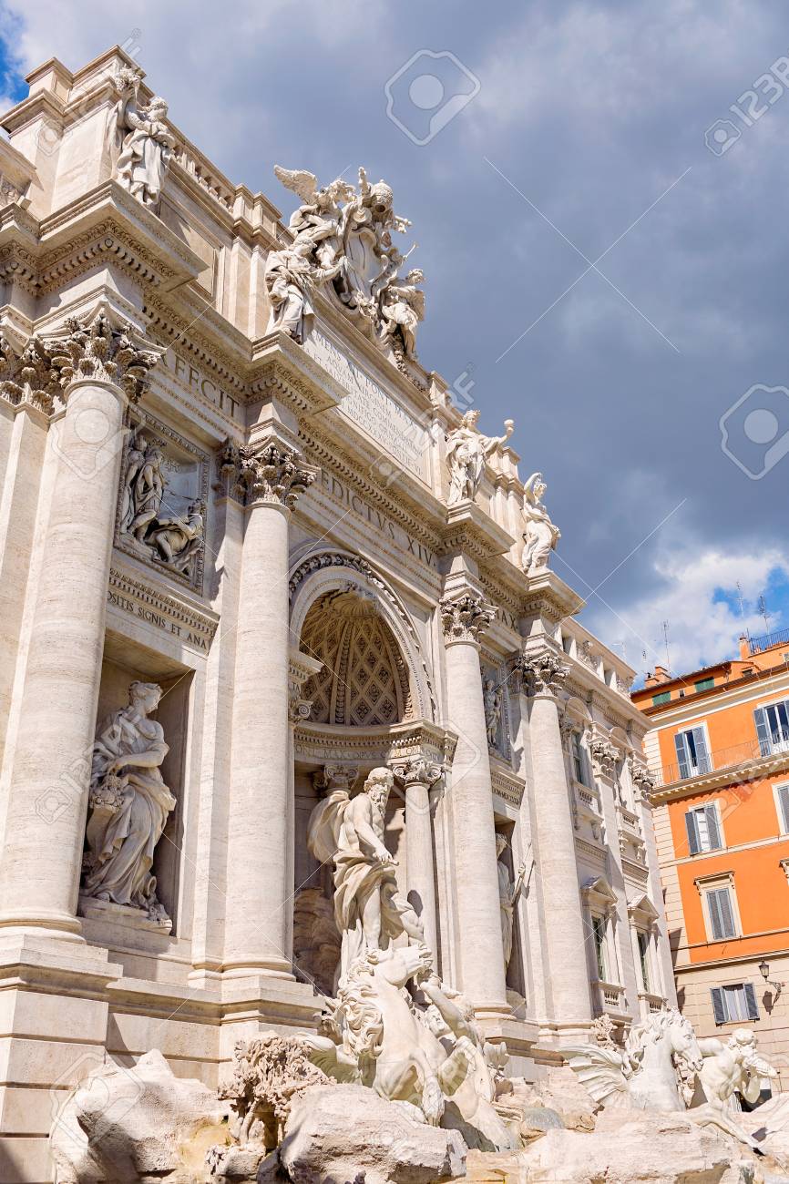 Rome, イタリアのトレビの泉。噴水にコインを投げての伝統。の写真素材・画像素材 Image 87631596