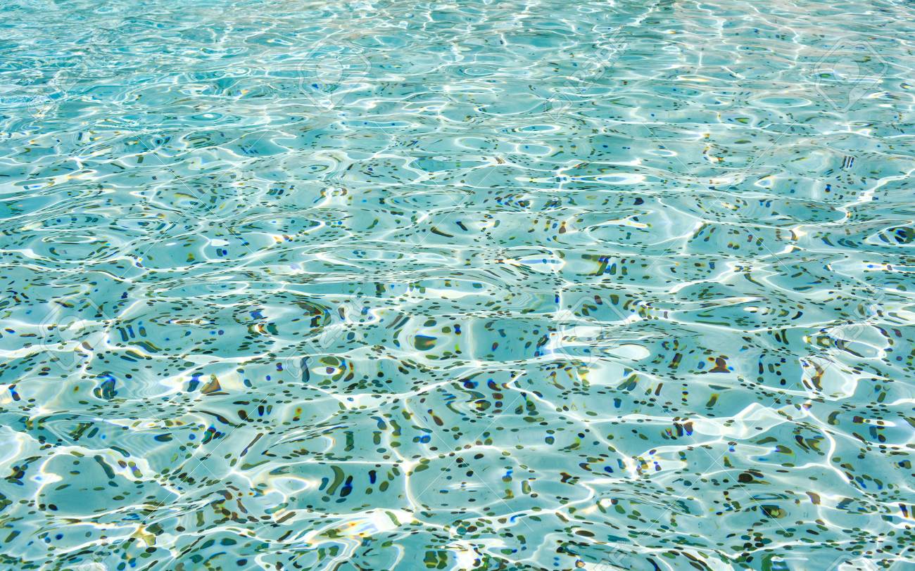 ローマ、イタリアのトレビの泉の透明な水のコイン。噴水にコインを投げる伝統。背景の写真素材・画像素材 Image 90451386