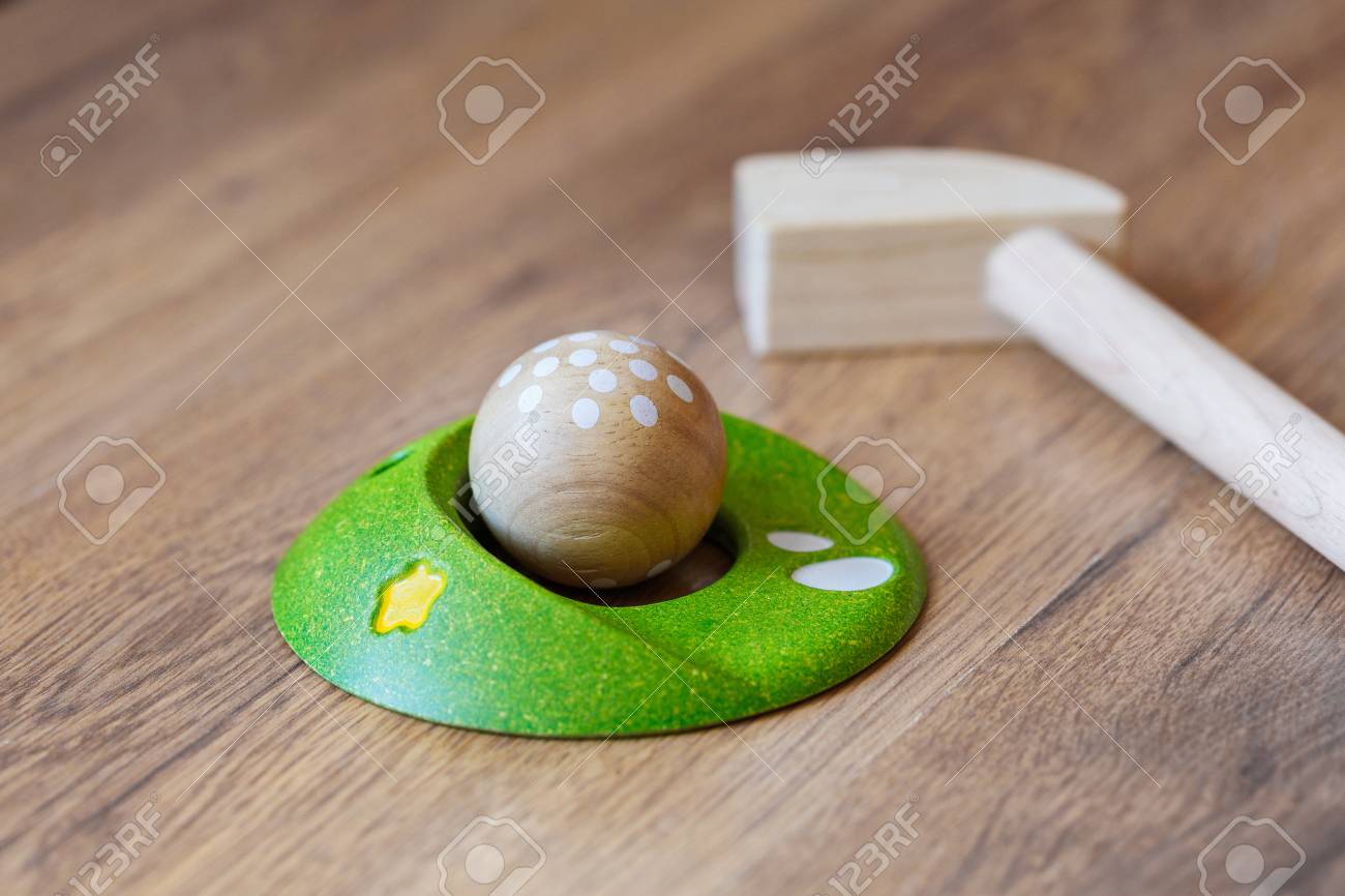 Minigolf Holz Fur Kinder Golfschlager Und Ein Ball Wahrend Eines