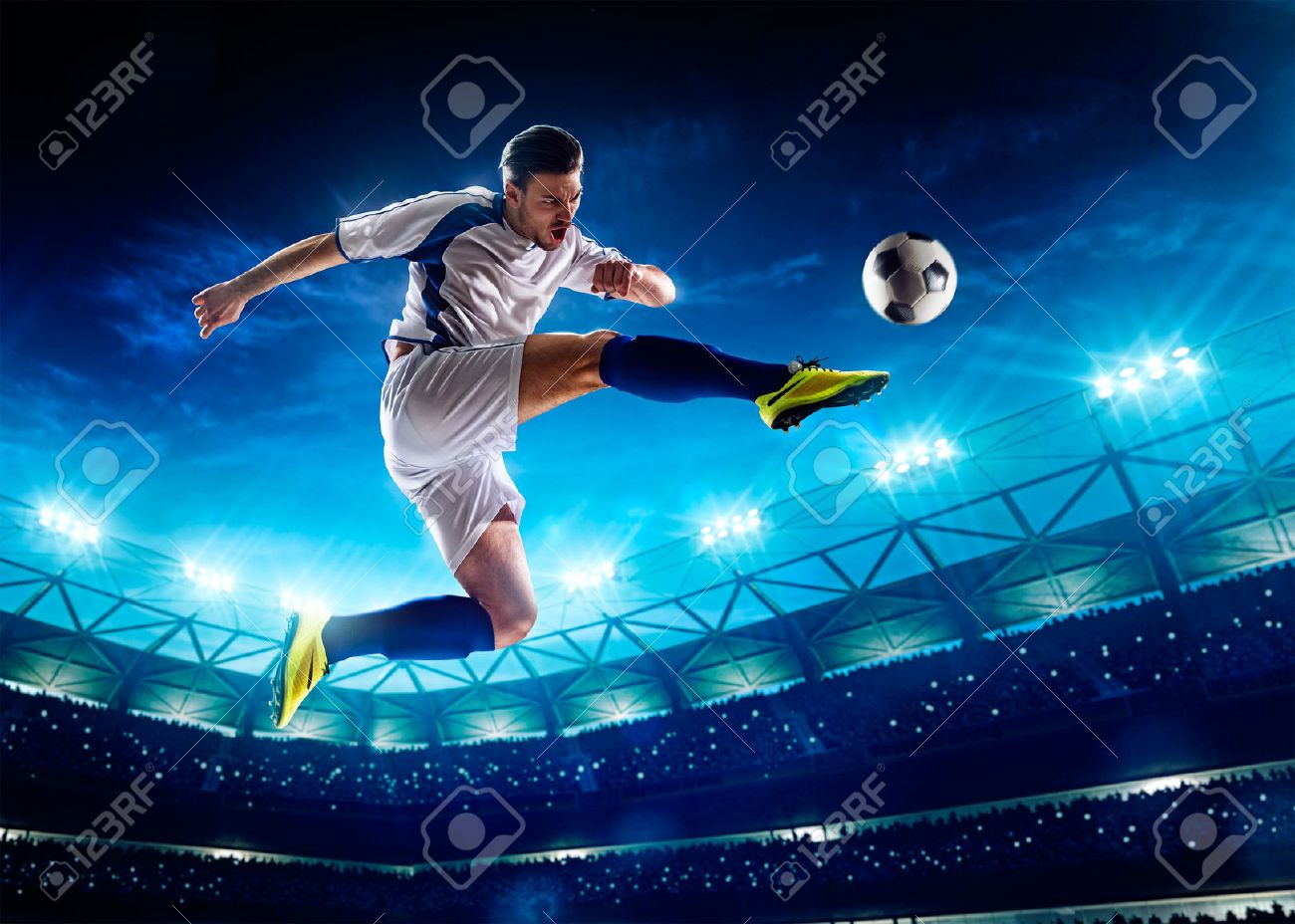 夜のスタジアムの背景にアクションのサッカー選手 の写真素材 画像素材 Image 夜のスタジアムの背景にアクションのサッカー選手 の写真素材 画像素材 Image