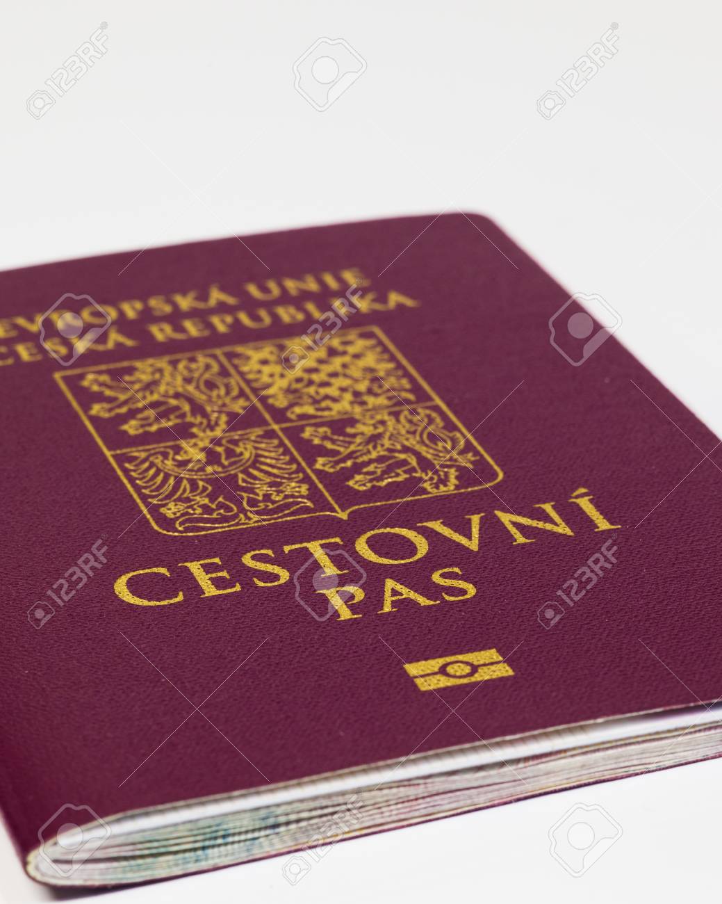 白の背景に分離チェコのパスポート の写真素材 画像素材 Image 89353776