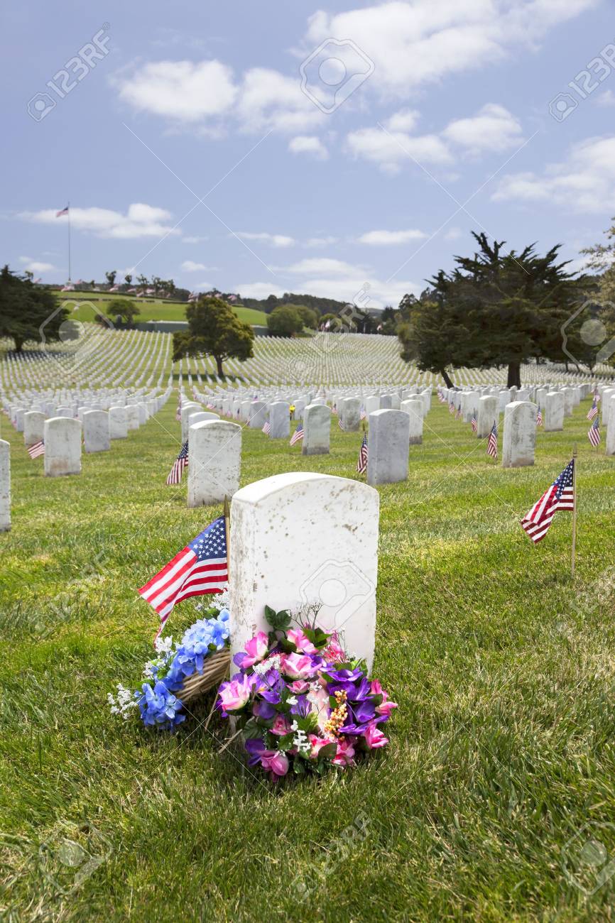 墓石 花のアレンジメント 国立墓地でアメリカの旗 の写真素材 画像素材 Image