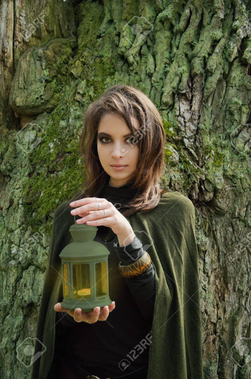 ランタン イメージと Samhain 魔女は 魔女やエルフを体現しています ファンタジー の写真素材 画像素材 Image