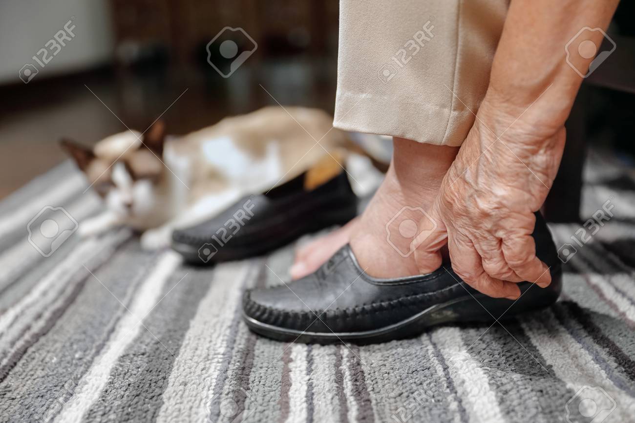 shoes for seniors with swollen feet