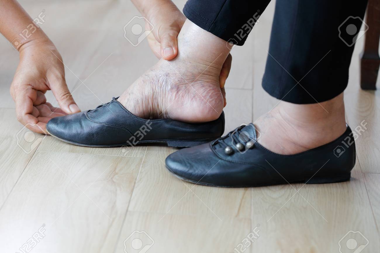 shoes for elderly swollen feet