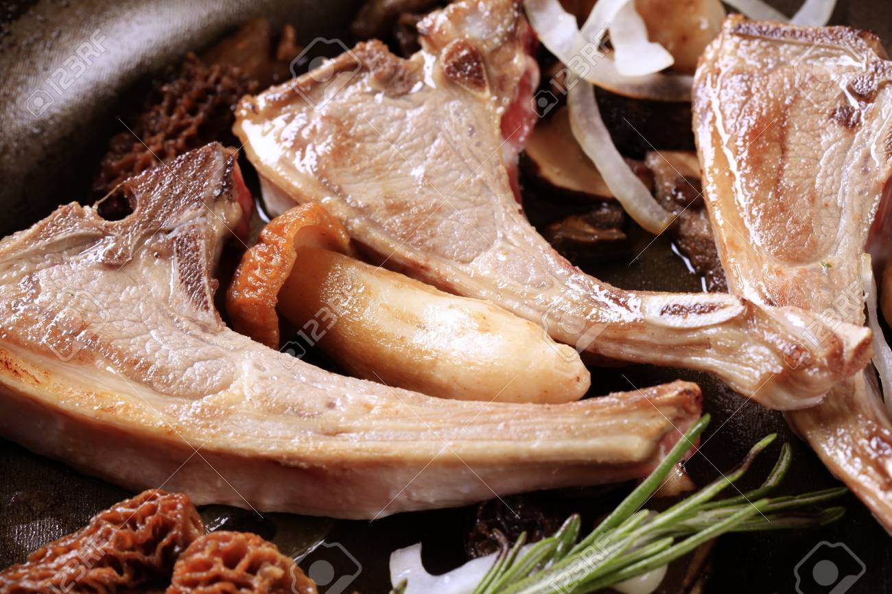 Immagini Stock Agnello Arrosto Costolette E Funghi In Un Tegame Image 8684496