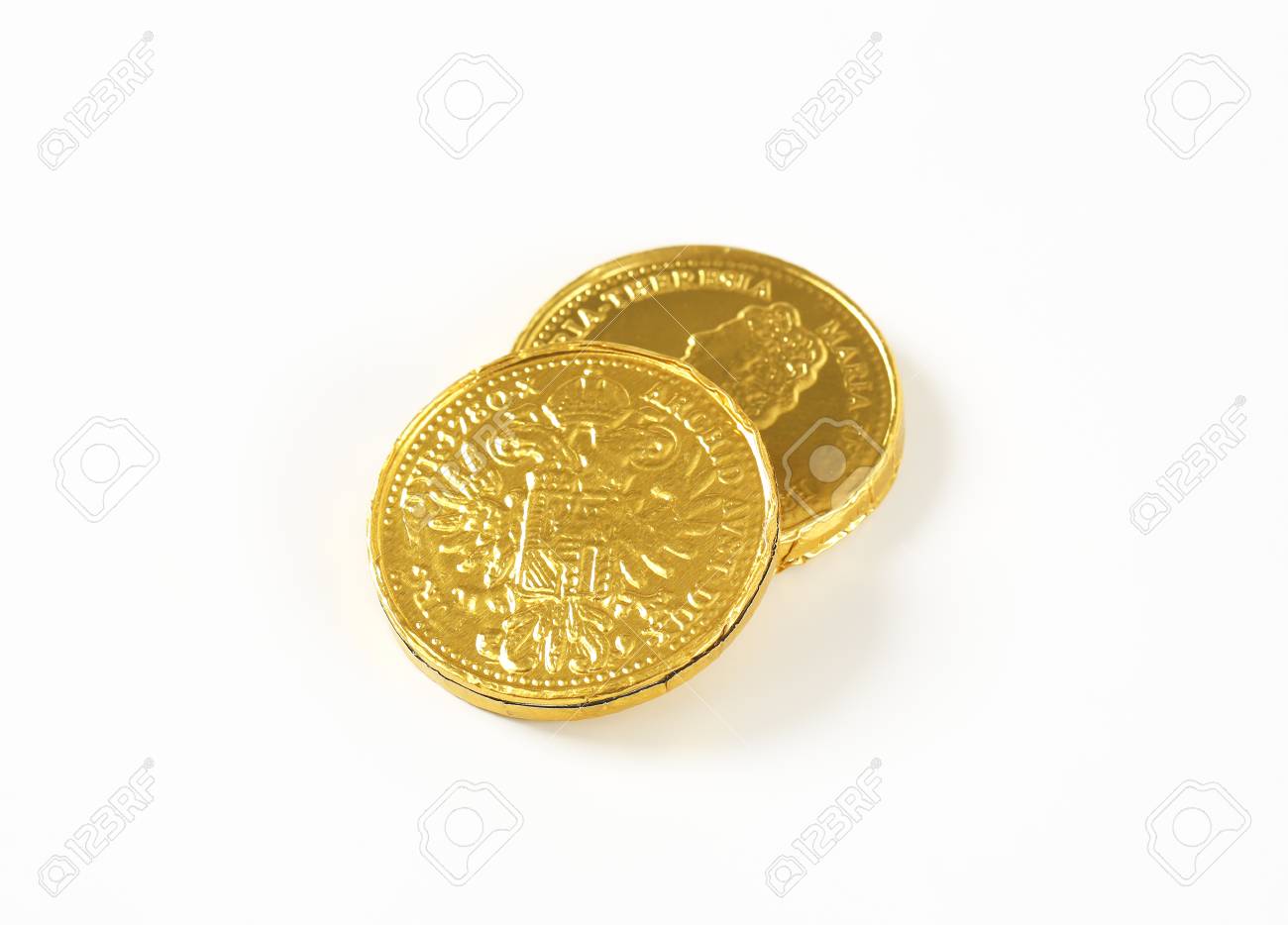 금박 덮여 초콜릿 동전 로열티 무료 사진, 그림, 이미지 그리고 스톡포토그래피. Image 63232268