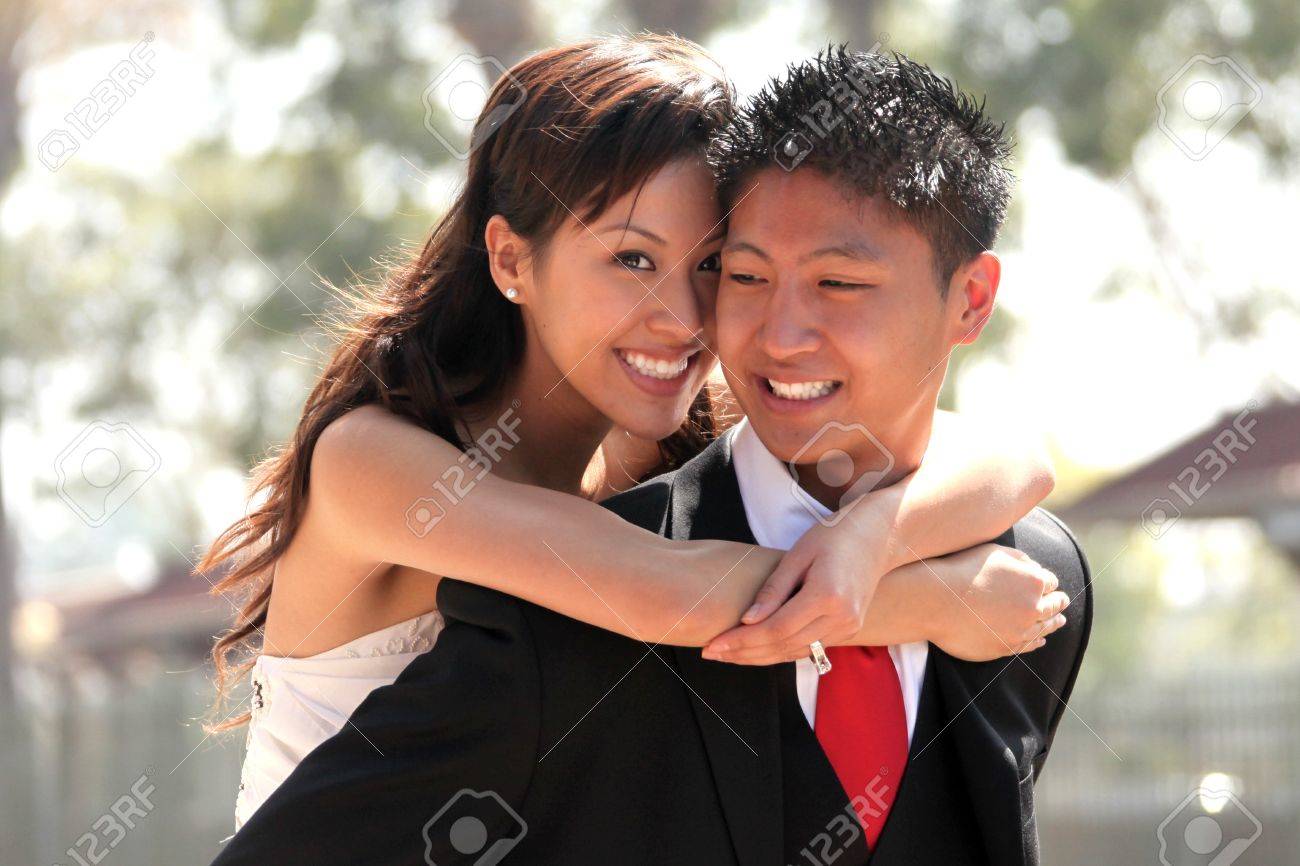 アジア系アメリカ人の結婚式のカップルを屋外 の写真素材 画像素材 Image