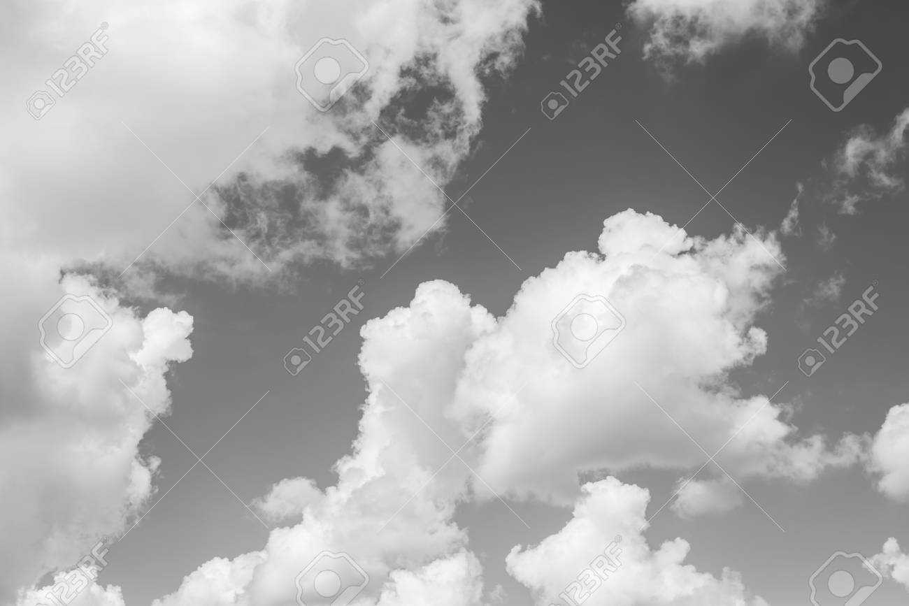 黒と白の雲と劇的なトーンの空 の写真素材 画像素材 Image