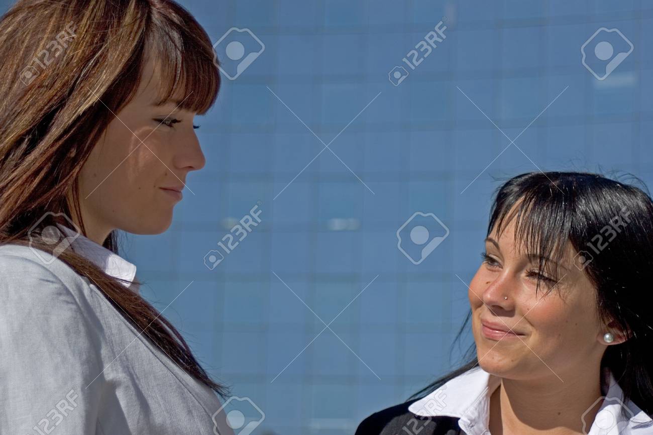 Portrait of two young women being opposed Face to face - 959013 Portrait of two young women being opposed Face to face - 959013