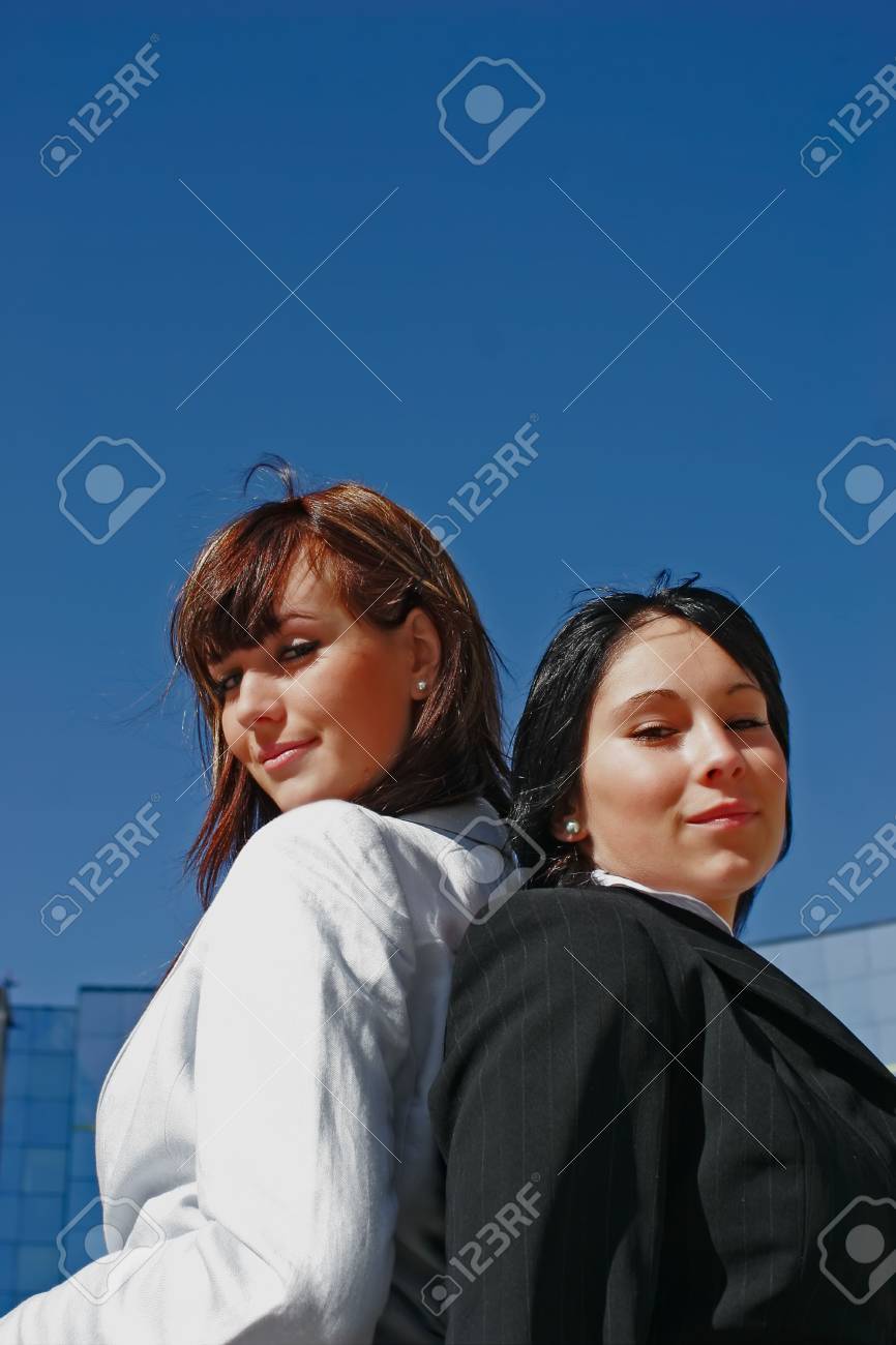Portrait of two young women opposed back-to-back - 1067515 Portrait of two young women opposed back-to-back - 1067515