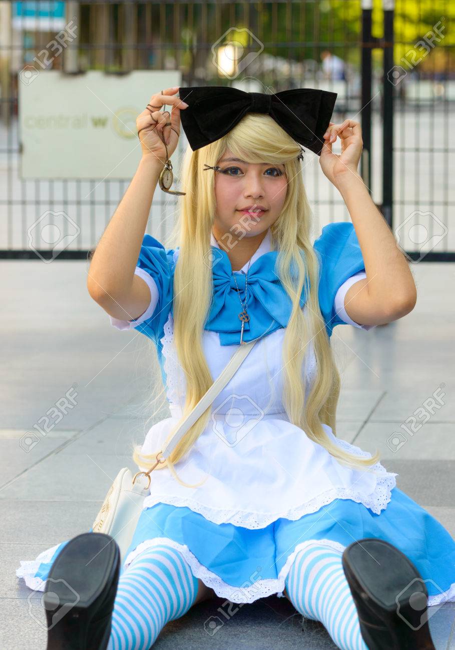 バンコク 5 月 03 日コスプレイヤーからウォルト ディズニー 国のアリスのタイ日本アニメ音楽祭 4 14 年 5 月 3 日に中央世界 バンコク タイでアリスを文字として の写真素材 画像素材 Image
