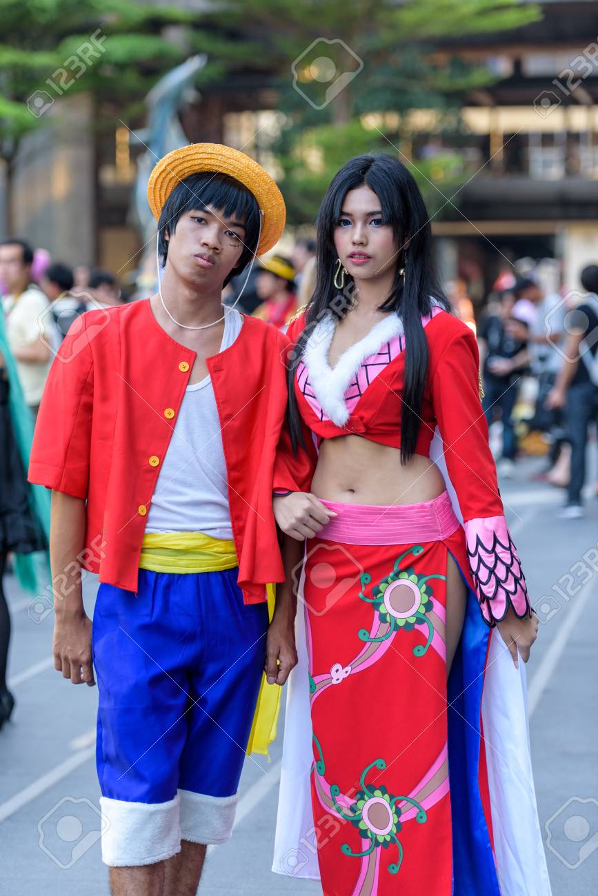 バンコク 3 月 14 日 コスプレイヤーとして文字モンキー D ルフィとタイ日本アニメ ミュージック フェスティバルの 1 つの部分からボア ハンコック 5 日 15 年 3 月 14 日にセントラルワールド バンコク タイで の写真素材 画像素材 Image